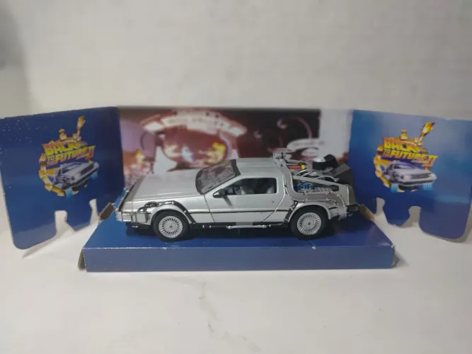 DeLorean Máquina do Tempo Welly 1:24 - De Volta Para o Futuro II - Com Caixa