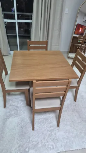 Mesa de jantar com 4 cadeiras