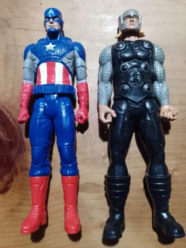 Bonecos Marvel capitão América e Thor