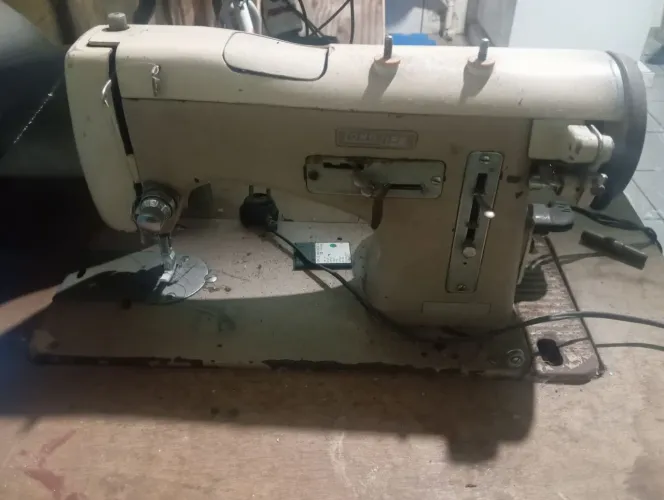Máquina de costura com a mesa