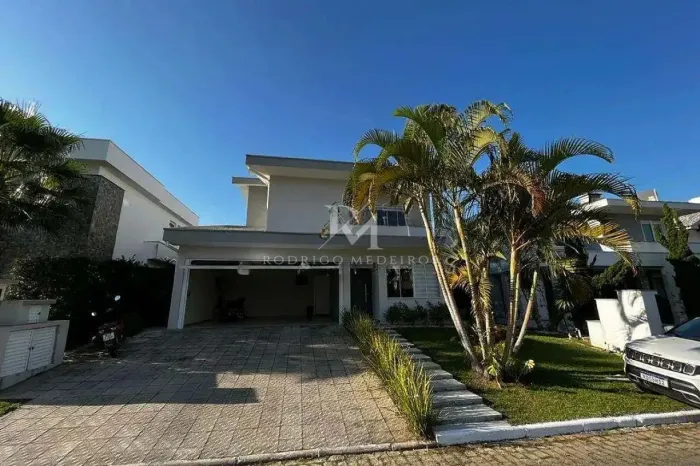Casa em Condomínio com 4 suítes e piscina na Praia Brava em Itajaí