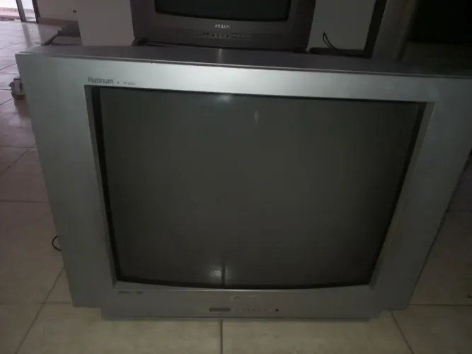 TV 29" Philco de tubo acompanha controle remoto 