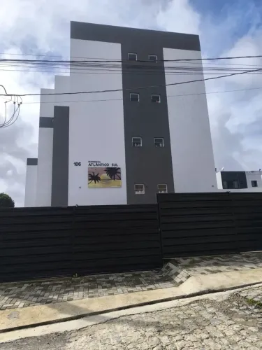 Aluga-se apartamento nos Funcionários, segundo andar com varanda