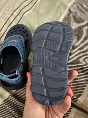 Sandália estilo crocs