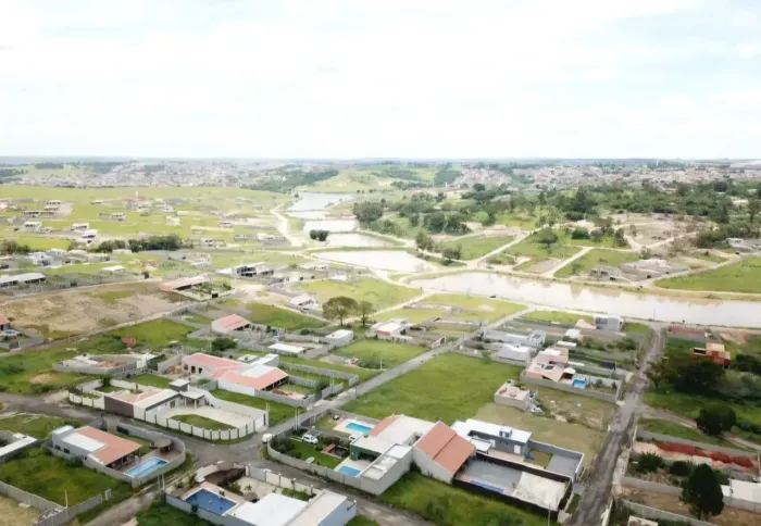 Invista em um novo estilo de vida Chácara para venda tem 500m2 quadrados em Condomínio - H