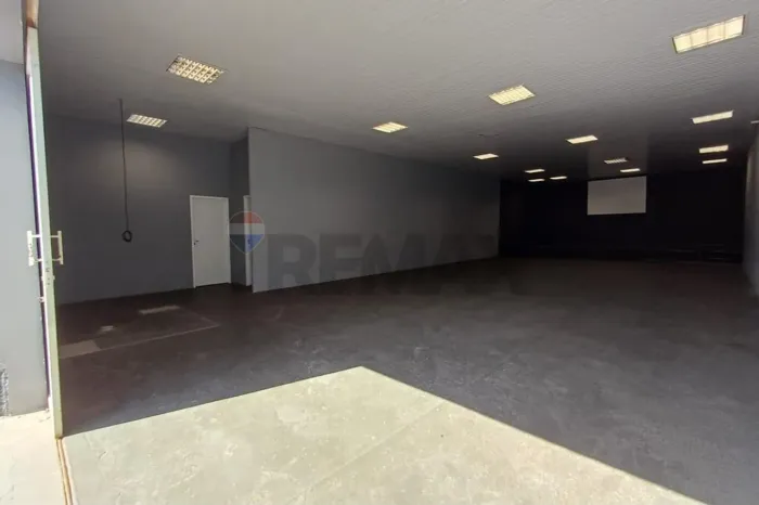 Ponto comercial- 5 salas, 2 banheiros, 227 m² construído- R$ 2.490,00- Santa Rita Avencas-