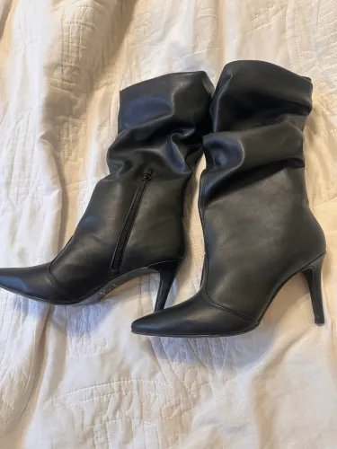 Bota Feminina Cano Médio Bico Fino