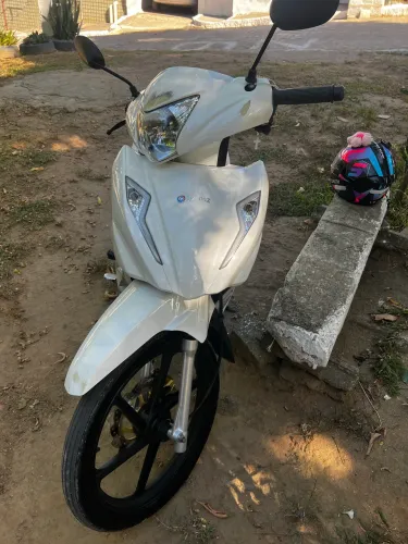 Vendo moto Avelloz 2024