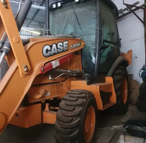 Retroescavadeira Case 580N 2014/14 - Parcele aqui 