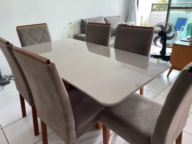 Mesa de Jantar com 6 Cadeiras Estofadas