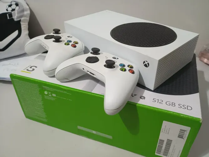 XBOX SÉRIES S com 2 controles.