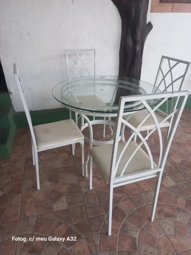 Vendo mesa 4 cadeira  $ 450.00 para casa de festa