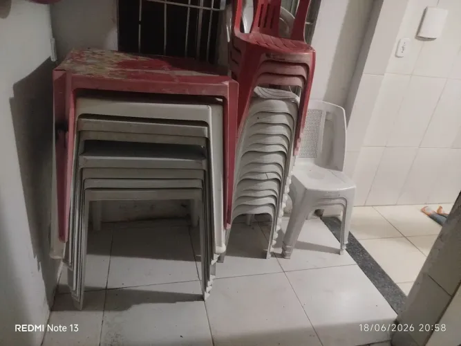 Conjunto de mesas e cadeiras de plástico