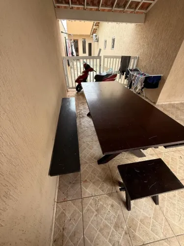 Mesa externa de madeira com bancos