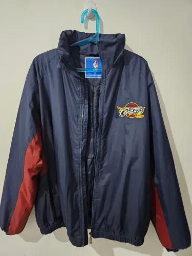 Corta vento oficial licenciada da NBA do Cleveland Cavaliers em perfeito estado.