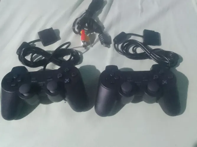 Kit 2 controles de ps2 mais cabo av