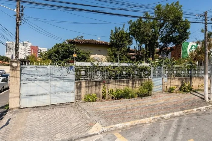 CASA A VENDA EM ÓTIMA LOCALIZAÇÃO NO BAIRRO DO FAROL - EXCELENTE OPORTUNIDADE PARA INVESTI