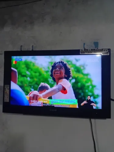 Vendo essa tv CCE 24 polegadas funcionando perfeitamente, não é smart