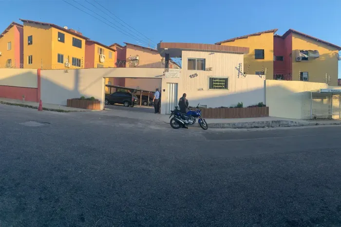 Apartamento para venda possui 50 metros quadrados com 2 quartos em Itaperi - Fortaleza - C