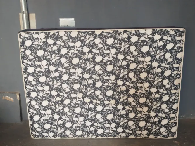 Vende um sofá de canto conservado, com cama de casal e colchão 