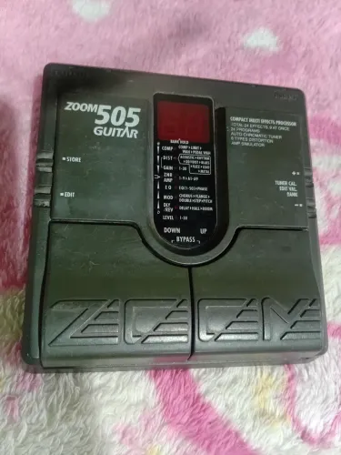 Vendo este pedal de guitarra no estado sem fonte como esta nas fotos nao sei se funciona.