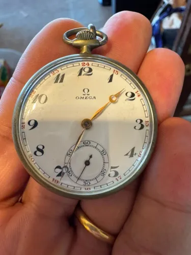 Relógio Omega de bolso, anos 20, revisado, em boas condições, fucionando.