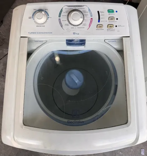 Máquina de lavar usada pequena funcionando perfeitamente