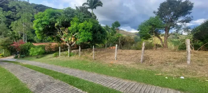 AREAL / TERRENO 1.572,39 M2 / AREAL