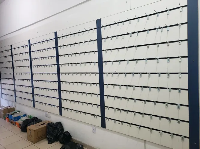 Painel canaletado com divisórias 
