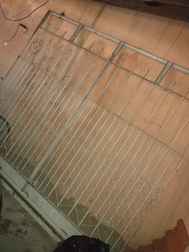 Portão de garagem de ferro em grade