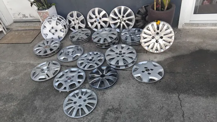 Lote com 32 Calotas Usadas - Desapego Total por R$ 100