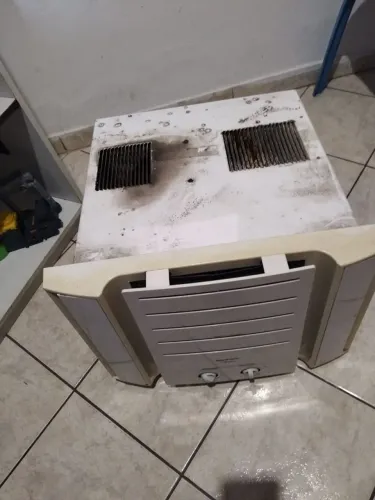 Ar condicionado bom excelente gelando esses preto aí e só que está sujo