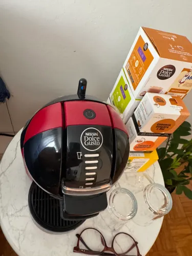 Cafeteira Doce Gusto vermelha 