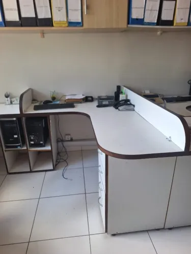 Mesa de bancada com quatro gavetas para escritório