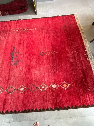 tapete Gabbeh artesanal, provavelmente de lã, com trama manual. Mede 1,94 × 2,64 m