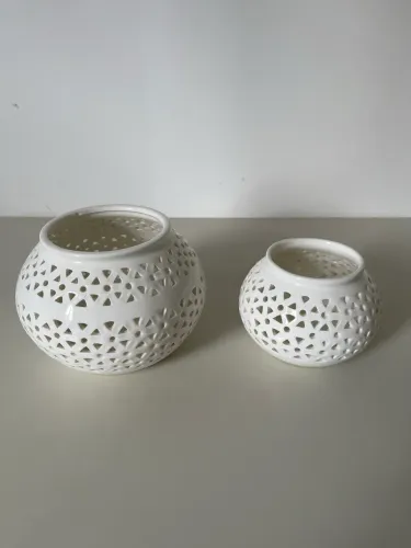 02 vasos em cerâmica vazados - branco 