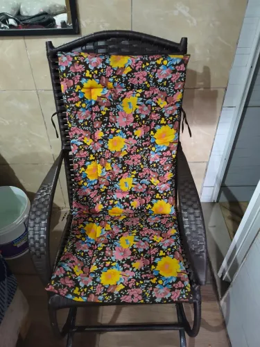 Vende-se cadeira balanco com forro estampado.