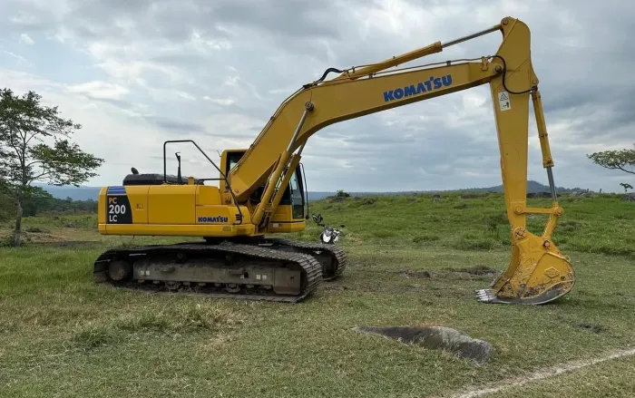 Escavadeira Komatsu PC200 06/06 - Entrada 10%
