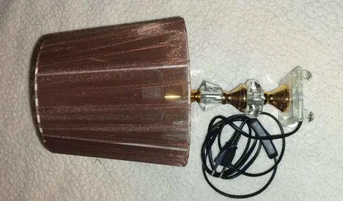 Abajur 110v na cor marrom está em perfeito estado. Obs: tenho 3 unidades disponíveis.