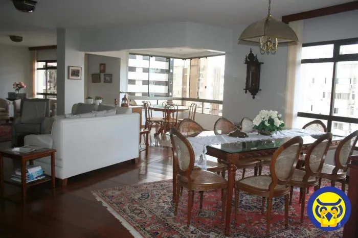 Amplo apartamento na Beira Mar com 4 quartos, sendo 2 suítes