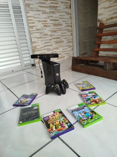 Xbox 360 com 2 Controles, Kinect e 6 jogos originais
