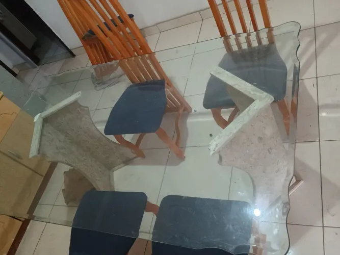 Mesa com tampo de vidro 04 cadeiras.