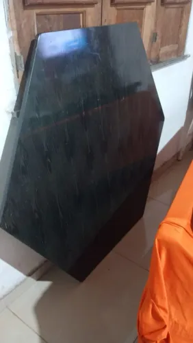 Vendo uma pedra de granito de seis lados por 700 intessados chamar no zap *44 