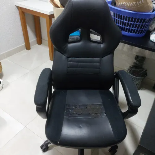 vendo uma cadeira tudo otimo só reparo no couro mais da para usar muito ainda só 230 reais