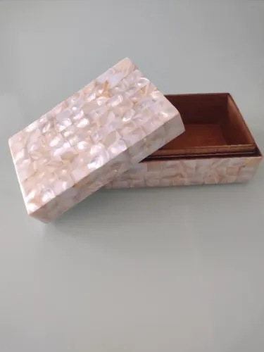 Porta jóias de madrepérola, original, feito a mão. Mesmo fornecedor da Lê Lis Blanc. Caixa