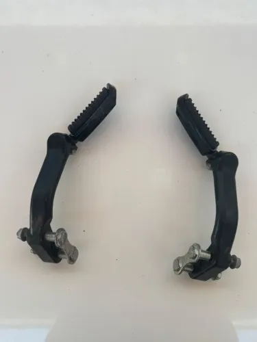 Par de Pedaleiras Traseiras (Suporte + Pedais de Garupa) com Parafusos