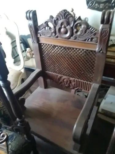 Trono de madeira maciça