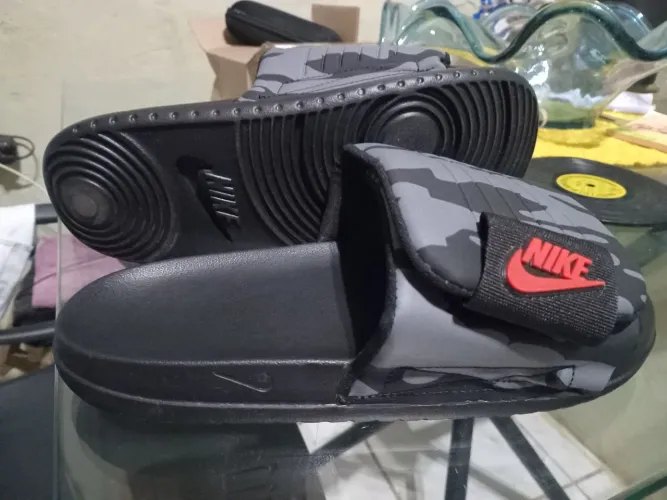 Vendo esta chinela masculina nike