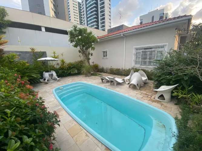 Casa para venda possui 228 metros quadrados com 4 quartos em Madalena - Recife - PE