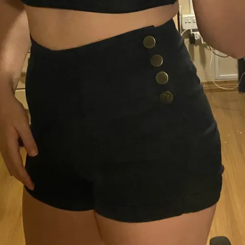 Shorts jeans preto curto com botões nas laterais 